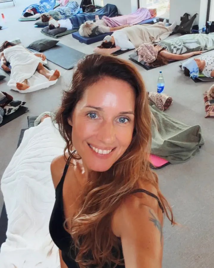 Violeta en una sala de sesiones